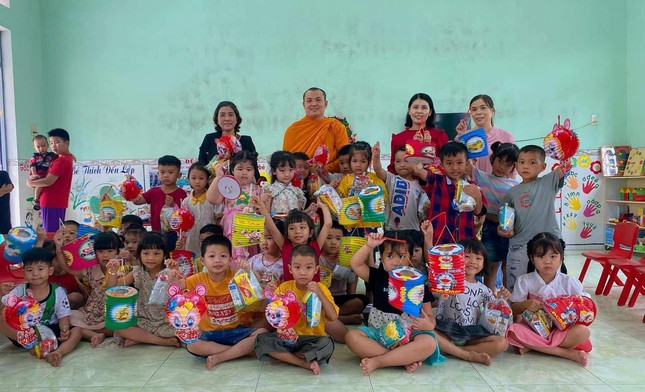 Niềm vui trung thu về với các em nhỏ