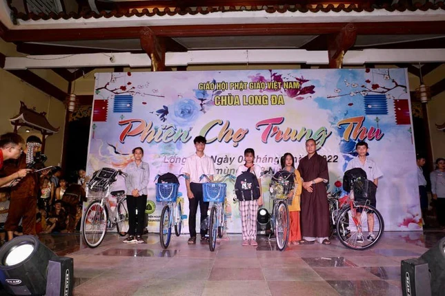 Tặng 5 xe đạp và cặp sách cho các em học sinh có hoàn cảnh khó khăn học giỏi tại địa phương