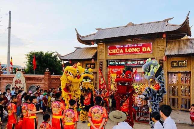 Đoàn múa lân mở đầu phiên chợ trung thu tại chùa Long Đa