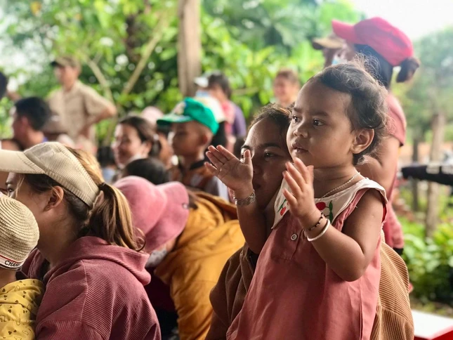 Các em bé lần đầu được chơi trung thu, ăn buffet chay tại Đạo tràng Phước Bảo