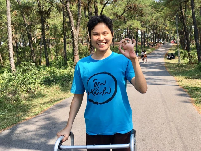 Nhuận Tri - Phan Thị Khỏe đang tập đi lại bằng gậy sau 7 năm ngồi xe lăn