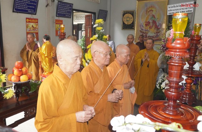 Chư tôn đức giáo phẩm dâng hương tưởng niệm