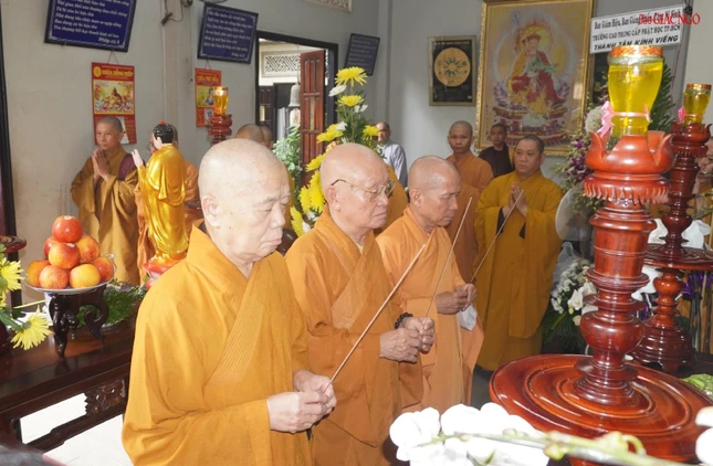 Chư tôn đức giáo phẩm dâng hương tưởng niệm Chư tôn đức giáo phẩm dâng hương tưởng niệm