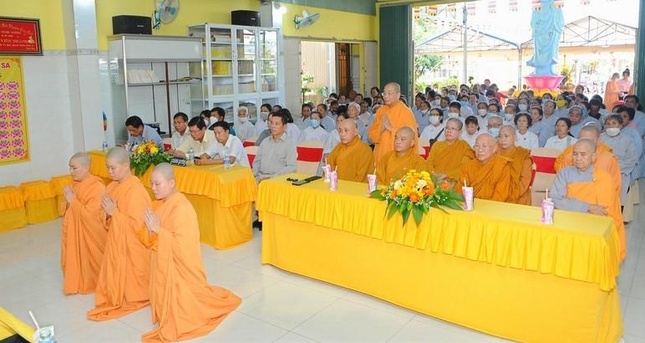 Chư Ni lắng nghe lời sách tấn