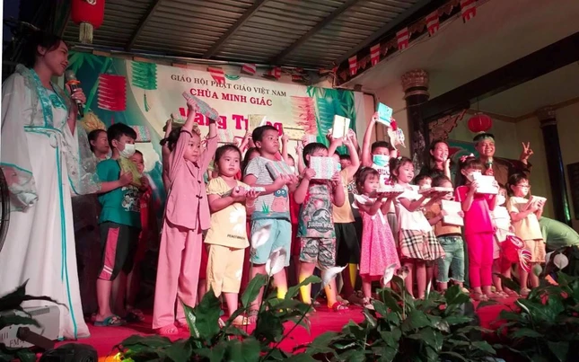 Các em thiếu nhi nhận quà từ chú Cuội và chị Hằng