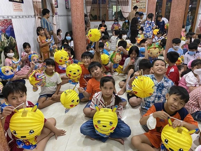 Các em nhỏ vui trung thu tại tịnh xá Ngọc Mỹ tối 15-8-Nhâm Dần