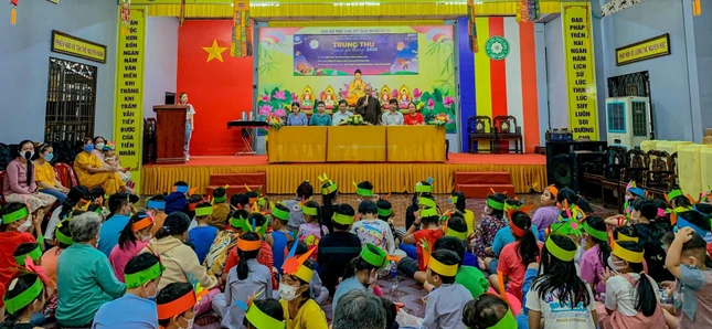 Thượng tọa Thích Tịnh Tâm, trụ trì chùa Hoằng Linh thăm hỏi và chúc các em thiếu nhi có ngày trung thu ý nghĩa - Ảnh: Chùa Hoằng Linh