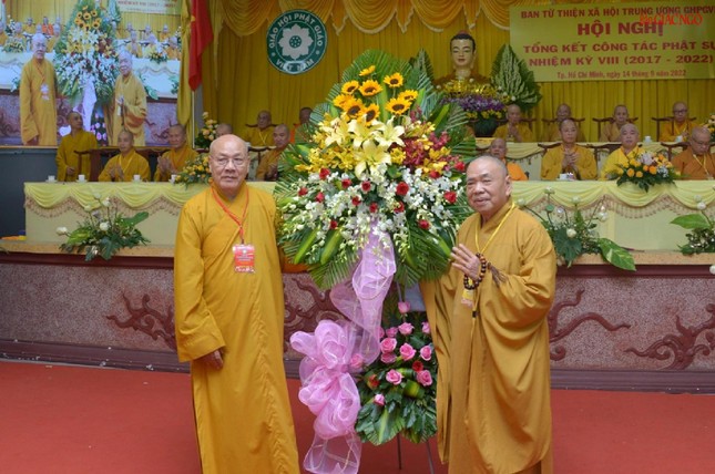 Lẵng hoa chúc mừng của Hội đồng Trị sự do Hòa thượng Thích Thiện Pháp trao tặng