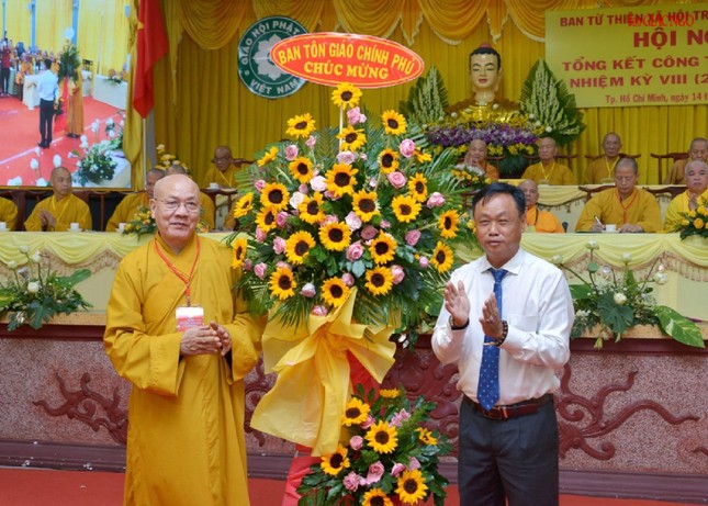 Ông Trà Quang Thanh trao tặng lẵng hoa chúc mừng đến Ban Từ thiện - Xã hội Trung ương