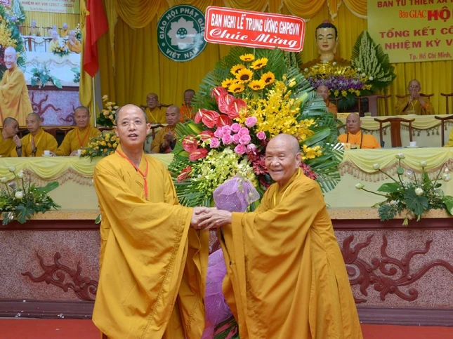 Hòa thượng Thích Huệ Minh, Trưởng ban Nghi lễ Trung ương trao lẵng hoa chúc mừng
