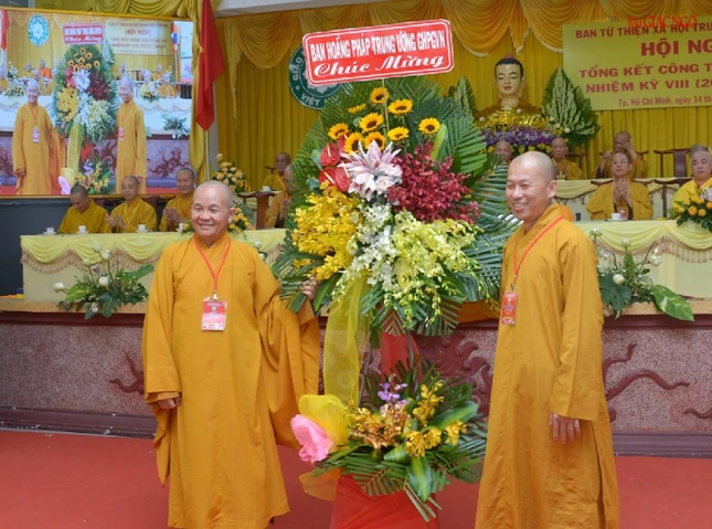 Lẵng hoa chúc mừng của Ban Hoằng pháp Trung ương