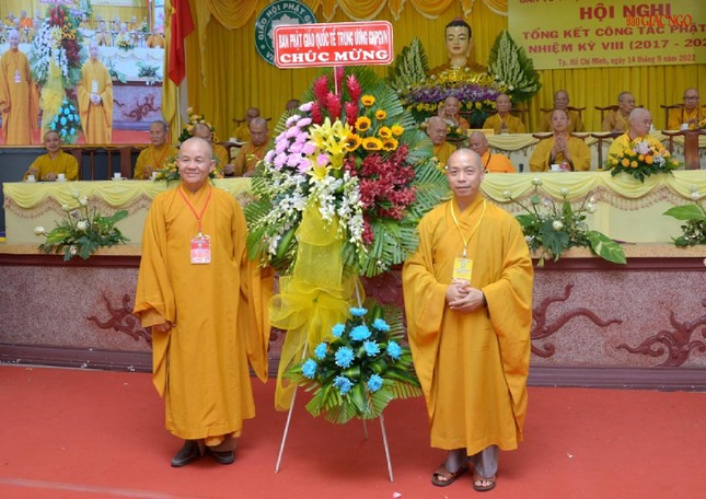 Thượng tọa Thích Quang Thạnh, Phó ban kiêm Chánh Thư ký Ban Phật giáo Quốc tế Trung ương trao lẵng hoa chúc mừng