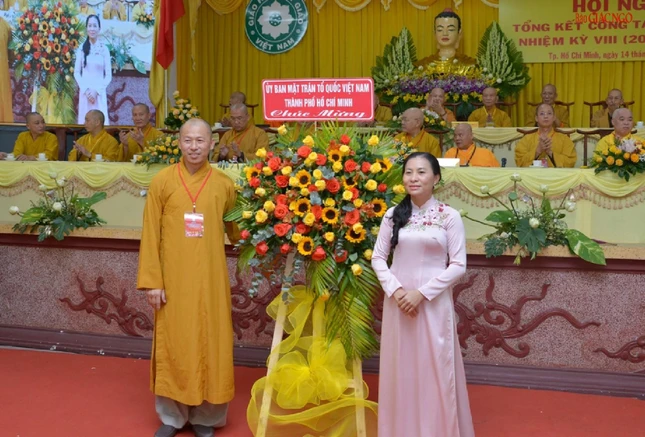 Bà Phan Kiều Thanh Hương tặng hoa chúc mừng của Ủy ban MTTQVN TP.HCM