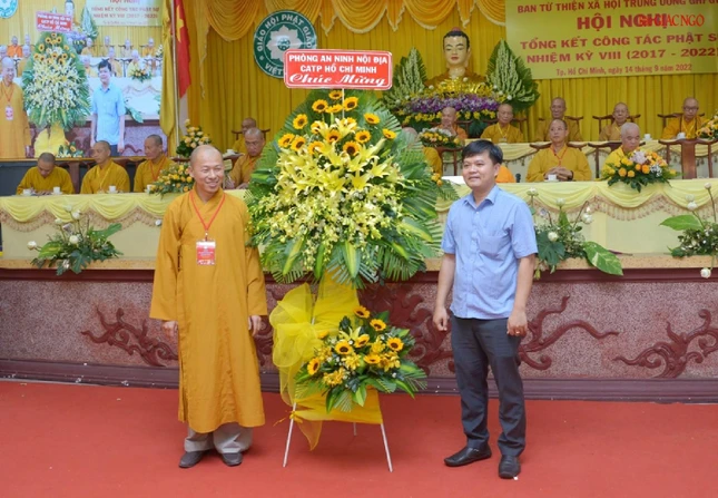 Lẵng hoa chúc mừng của Công an TP.HCM