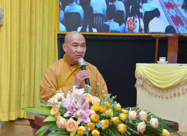 Thượng tọa Thích Phước Nguyên, Ủy viên Thường trực Hội đồng Trị sự, Phó Chánh Văn phòng II Trung ương đọc quyết định tặng Bằng Tuyên dương công đức của Trung ương Giáo hội