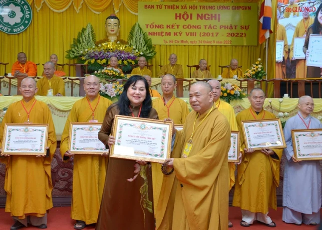 Hội đồng Trị sự GHPGVN trao tặng Bằng Tuyên dương công đức cho 11 tập thể