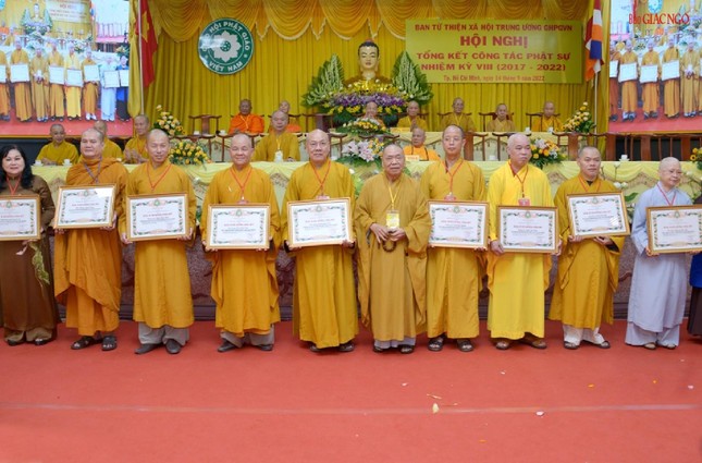 Hòa thượng Thích Thiện Pháp trao Bằng Tuyên dương công đức đến các cá nhân