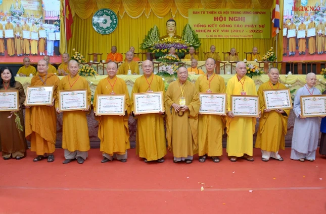 Hòa thượng Thích Thiện Pháp trao Bằng Tuyên dương công đức đến các cá nhân