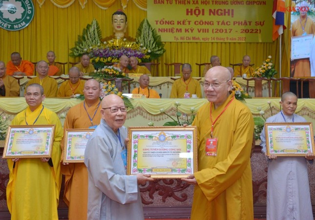 Ban Từ thiện - Xã hội Trung ương cũng đã trao Bằng Tuyên dương công đức đến 60 cá nhân