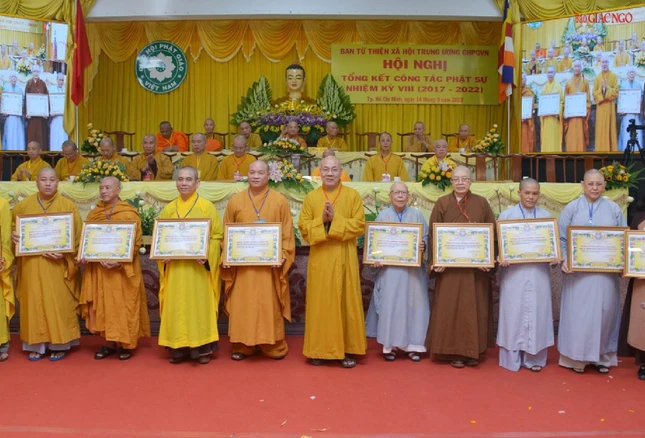 Hòa thượng Thích Quảng Tùng trao Bằng Tuyên dương công đức của Ban Từ thiện - Xã hội Trung ương