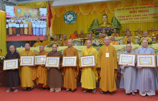 Hòa thượng Thích Huệ Công, Phó ban Từ thiện - Xã hội Trung ương trao Bằng Tuyên dương công đức đến các thành viên của ban