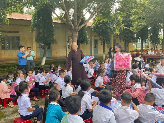 Cặp, sách, vở được trao tặng đến các em học sinh ngày 14-9 Cặp, sách, vở được trao tặng đến các em học sinh ngày 14-9