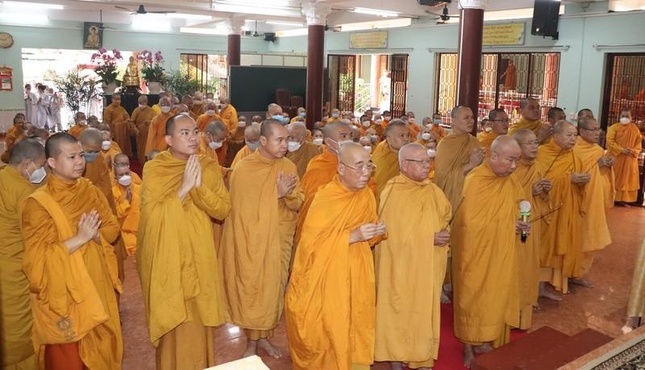 Chư tôn giáo phẩm niêm hương tưởng niệm