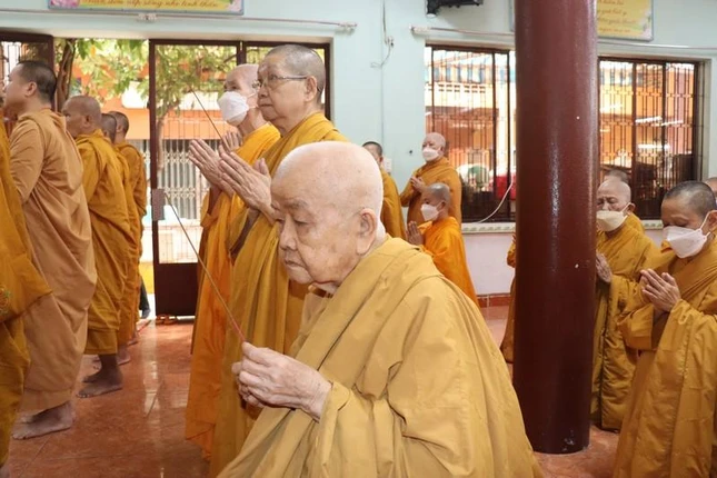 Ni trưởng Tân liên thành kính dâng hương tưởng niệm