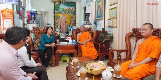 Hòa thượng Danh Lung, Ủy viên Thư ký Hội đồng Trị sự, Phó Chánh Văn phòng 2 Trung ương GHPGVN, trụ trì chùa Candaransi cùng chư Tăng tiếp đoàn