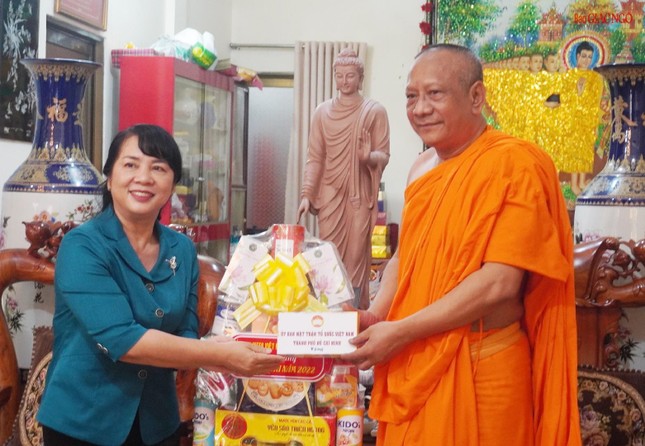 Bà Trần Kim Yến tặng quà chúc mừng nhân lễ Sene Đônta