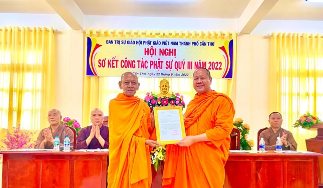 Hòa thượng Đào Như trao quyết định đến Thượng tọa Trần Sone