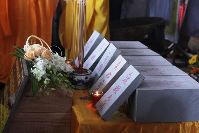 Khóa lễ đặt đá