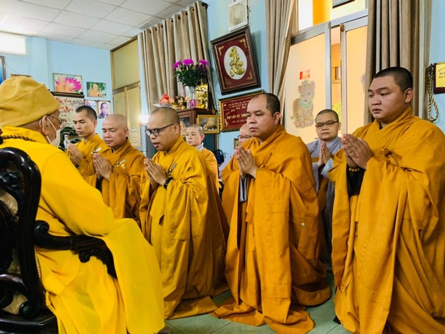 Ban Trị sự Phật giáo quận 3 khánh tuế đến Đại lão Hòa thượng Thích Hiển Tu - Ảnh: Phật giáo quận 3