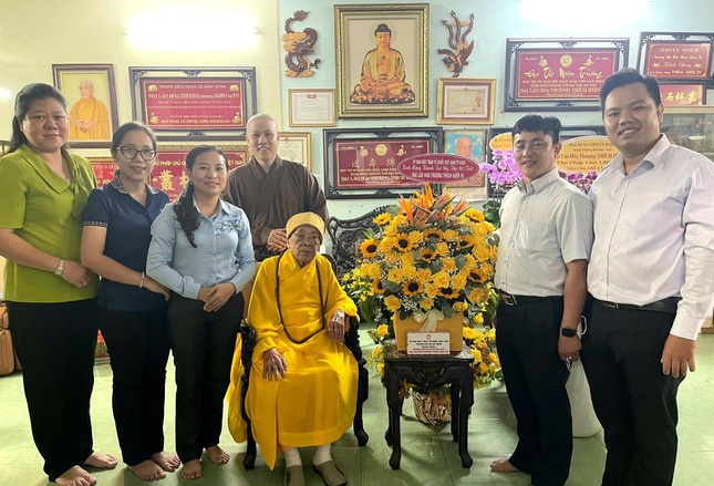 Đoàn Ủy ban MTTQVN TP.HCM khánh tuế đến Đại lão Hòa thượng Thích Hiển Tu - N.Nghĩa