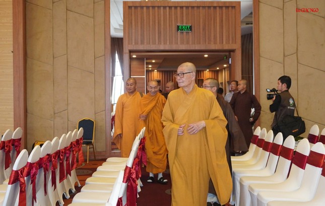 Hòa thượng Thích Châu Quang cùng chư tôn đức kiểm tra công tác thiết trí tại hội trường