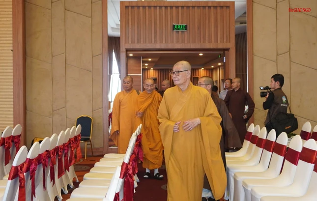 Hòa thượng Thích Châu Quang cùng chư tôn đức kiểm tra công tác thiết trí tại hội trường