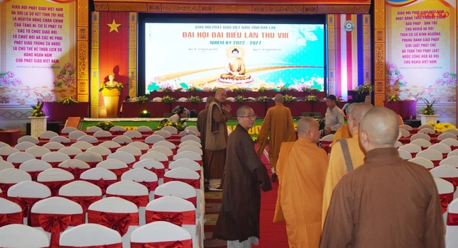 Chư tôn đức Thường trực Ban Trị sự GHPGVN tỉnh Đắk Lắk kiểm tra tại hội trường vào sáng 26-9