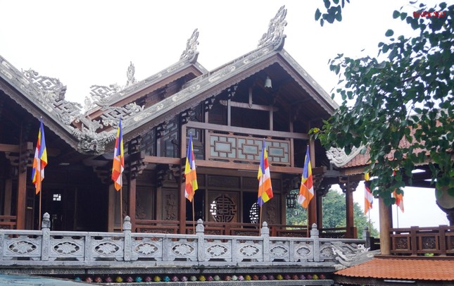 Cờ Phật giáo được thiết trí trong khuôn viên chùa Sắc Tứ Khải Đoan