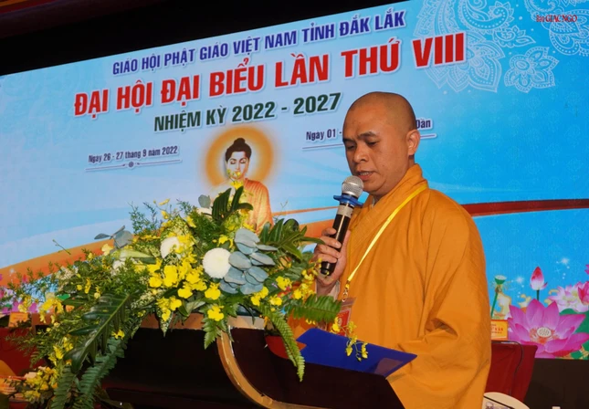 Đại đức Thích Giác Ngộ đại diện Ban Kiểm soát báo cáo số lượng đại biểu