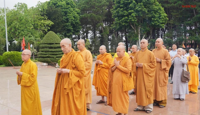 Chư tôn đức Thường trực Ban Trị sự GHPGVN tỉnh Đắk Lắk tưởng niệm