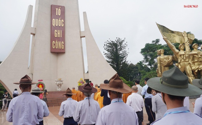 Tri ân các anh hùng liệt sĩ đã nằm xuống để cho đất nước được độc lập Tri ân các anh hùng liệt sĩ đã nằm xuống để cho đất nước được độc lập