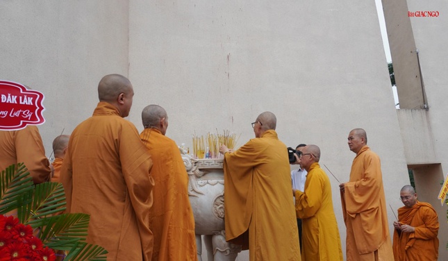 Dâng hương tưởng niệm Dâng hương tưởng niệm