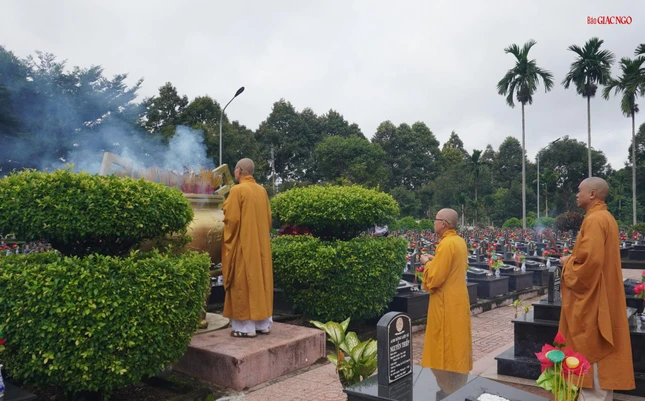 Thắp hương tại các mộ liệt sĩ