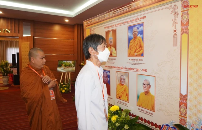 Chư tôn đức và Phật tử tham quan khu triển lãm hình ảnh