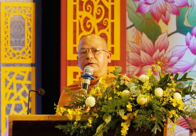 Thượng tọa Thích Giác Phổ trình bày tham luận