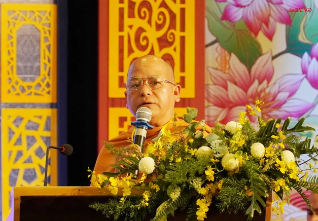 Thượng tọa Thích Giác Phổ trình bày tham luận