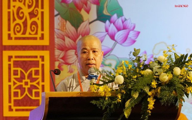 Sư cô Thích nữ Tịnh Minh trình bày tham luận của Phân ban Ni giới tỉnh