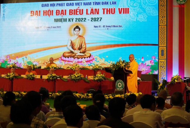 Đại đức Thích Nhuận Độ trình bày tham luận của Phật giáo huyện Lắk