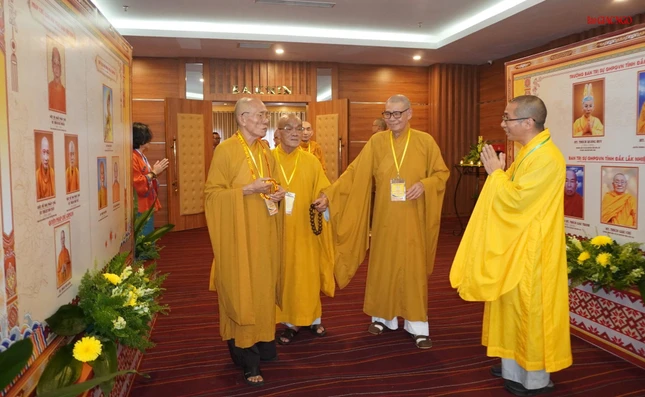 Tham quan khu triển lãm