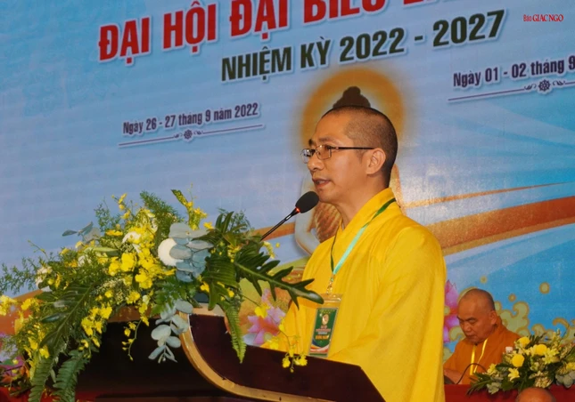 Đại đức Thích Nguyên Huấn dẫn chương trình